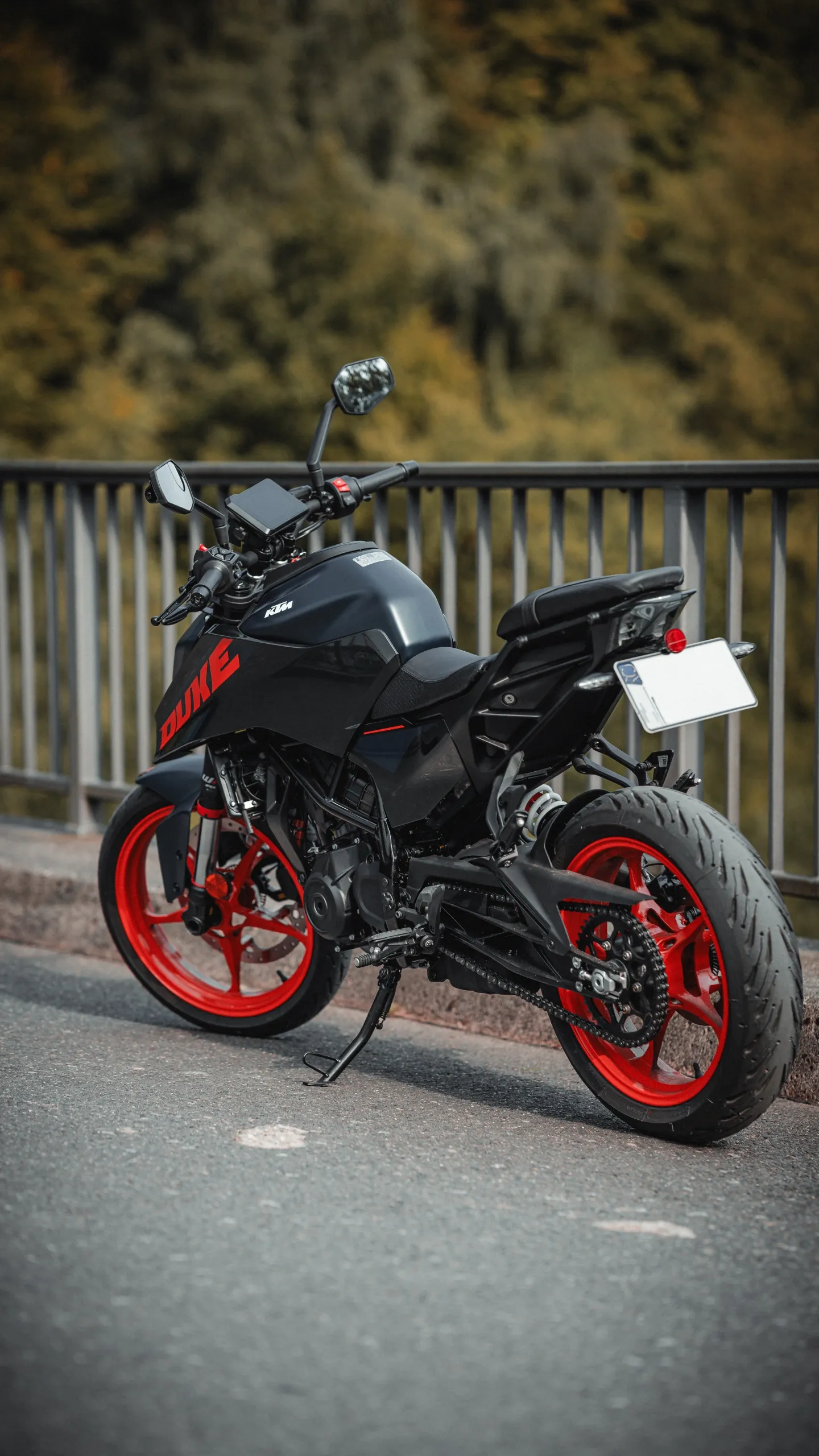 Motorradmotiv mit sicherem Abstand und klarer Umgebung