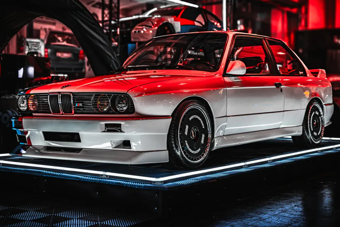 Automobil — Showroom-Tiefschwarz