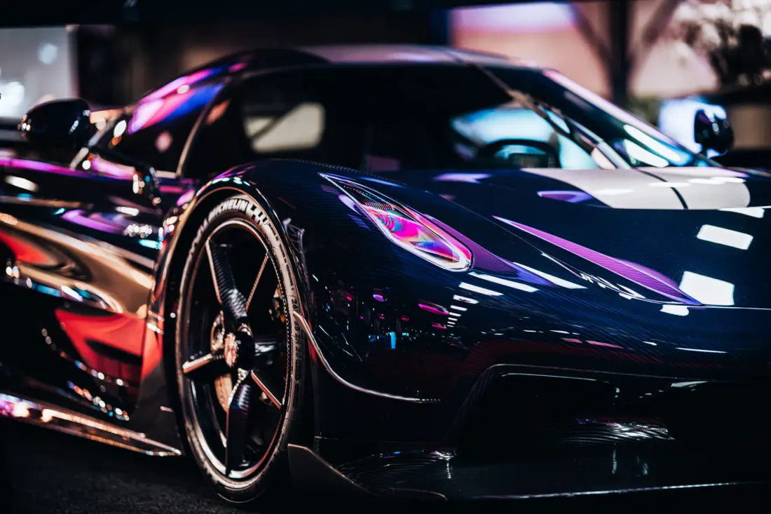 Ferrari F12 Berlinetta in Düsseldorfer Ausstellungsraum — Automobilfotografie