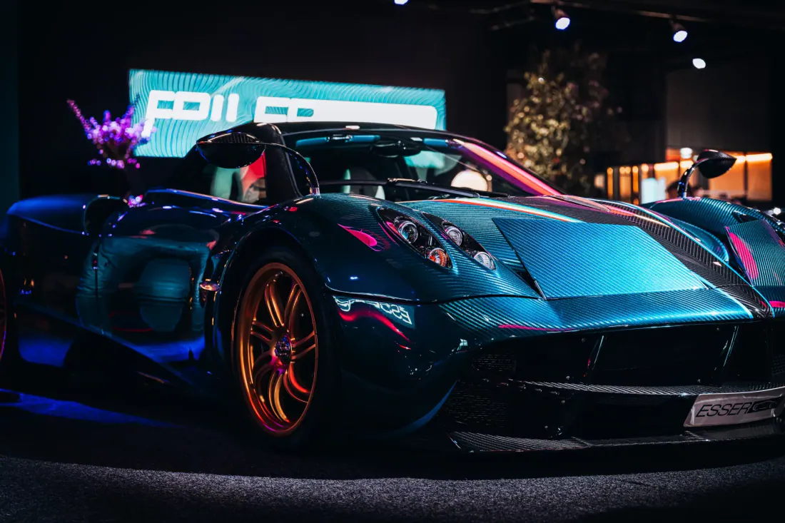 Cineastische Automobilaufnahme bei Nacht