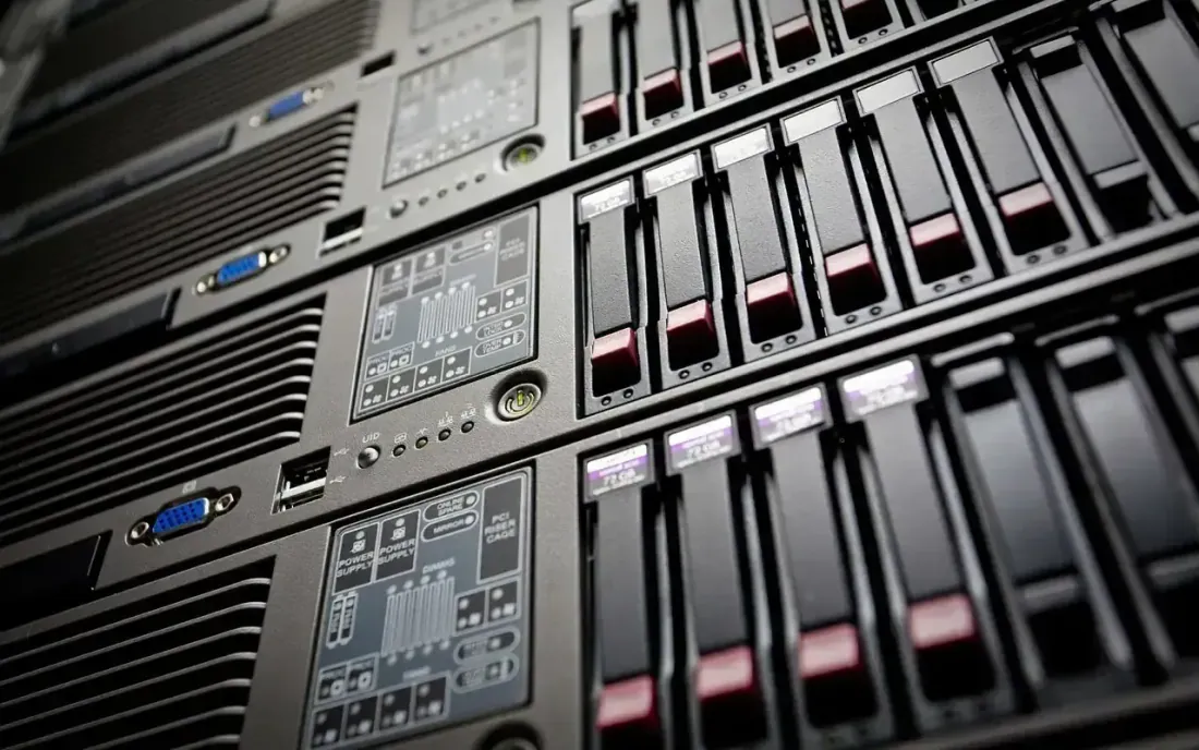 Server-Racks als Symbol für Webdesign und SEO